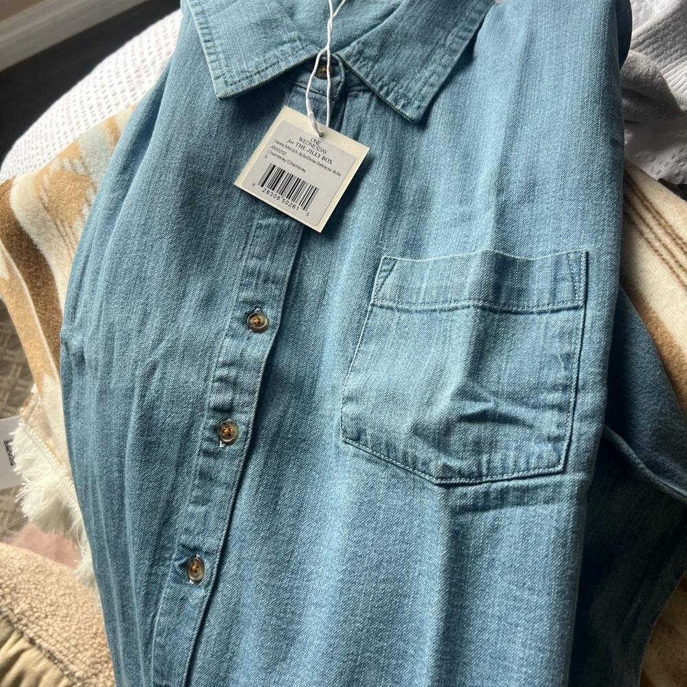 Jilly BOX 20255–NWT Classic Blue Jean Shirt